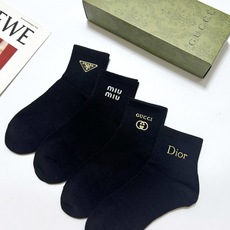 配包装 🌟【一盒4双】 🌟Gucci/Prada/miumiu/dior 欧美大牌 经典纯色 字母logo 纯棉短筒袜 配包装 🌟【一盒4双】 🌟Gucci/Prada/miumiu/dior 欧美大牌 经典纯色 字母logo 纯棉短筒袜