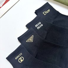 配包装 🌟【一盒4双】 🌟Gucci/Prada/miumiu/dior 欧美大牌 经典纯色 字母logo 纯棉短筒袜 配包装 🌟【一盒4双】 🌟Gucci/Prada/miumiu/dior 欧美大牌 经典纯色 字母logo 纯棉短筒袜
