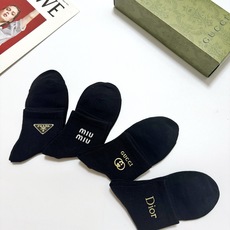 配包装 🌟【一盒4双】 🌟Gucci/Prada/miumiu/dior 欧美大牌 经典纯色 字母logo 纯棉短筒袜 配包装 🌟【一盒4双】 🌟Gucci/Prada/miumiu/dior 欧美大牌 经典纯色 字母logo 纯棉短筒袜