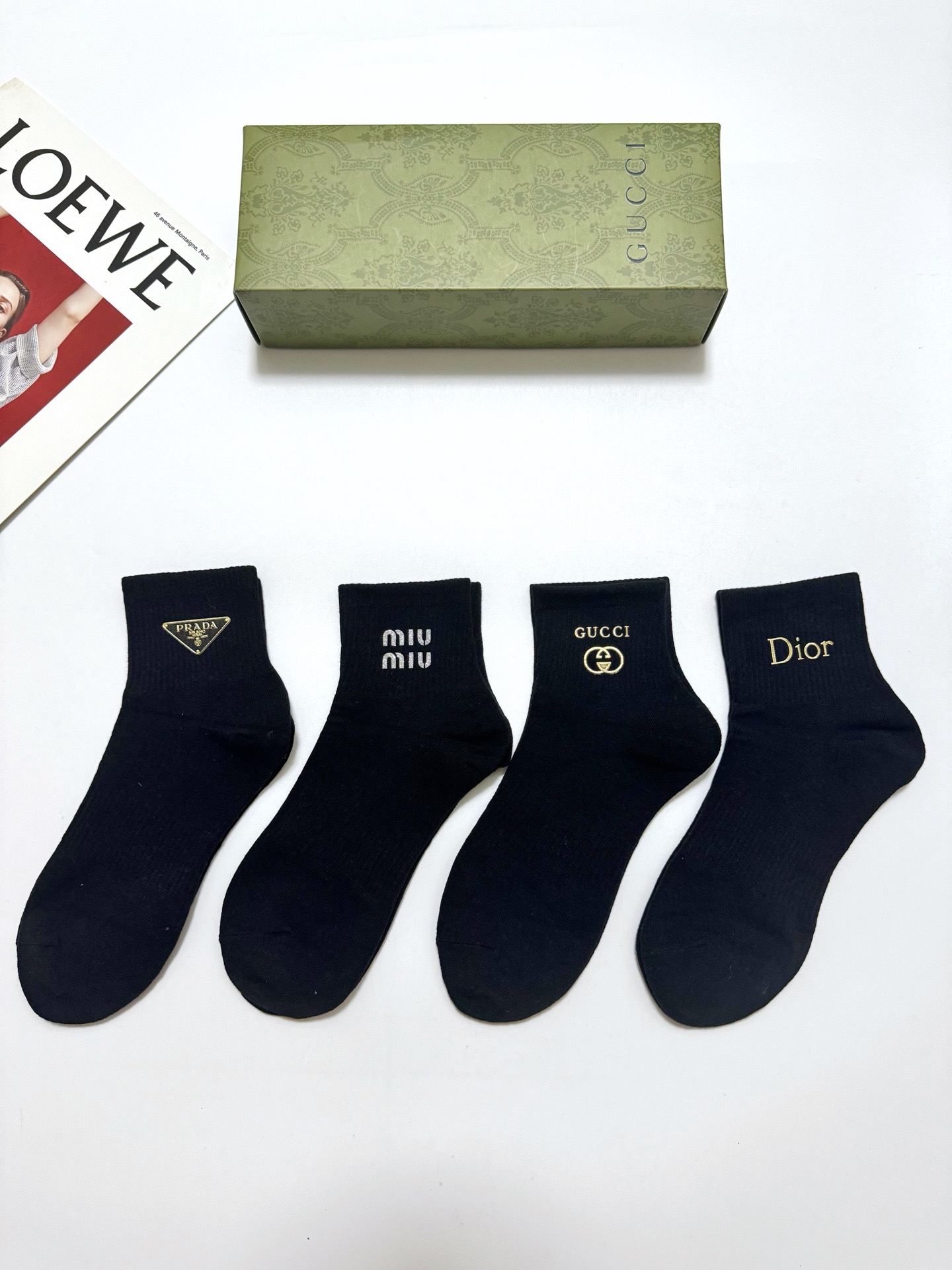 配包装 🌟【一盒4双】 🌟Gucci/Prada/miumiu/dior 欧美大牌 经典纯色 字母logo 纯棉短筒袜 配包装 🌟【一盒4双】 🌟Gucci/Prada/miumiu/dior 欧美大牌 经典纯色 字母logo 纯棉短筒袜