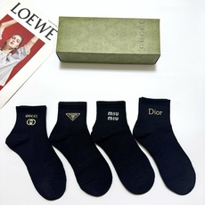 配包装 🌟【一盒4双】 🌟Gucci/Prada/miumiu/dior 欧美大牌 经典纯色 字母logo 纯棉短筒袜 配包装 🌟【一盒4双】 🌟Gucci/Prada/miumiu/dior 欧美大牌 经典纯色 字母logo 纯棉短筒袜