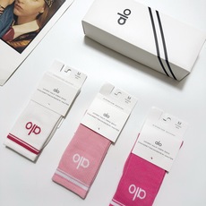配包装 🌟【一盒3双】 🌟 alo 经典字母logo 纯棉中筒袜 ,ins超火爆小腿短袜,纯棉面料,潮人必备 ,经 配包装 🌟【一盒3双】 🌟 alo 经典字母logo 纯棉中筒袜 ,ins超火爆小腿短袜,纯棉面料,潮人必备 ,经