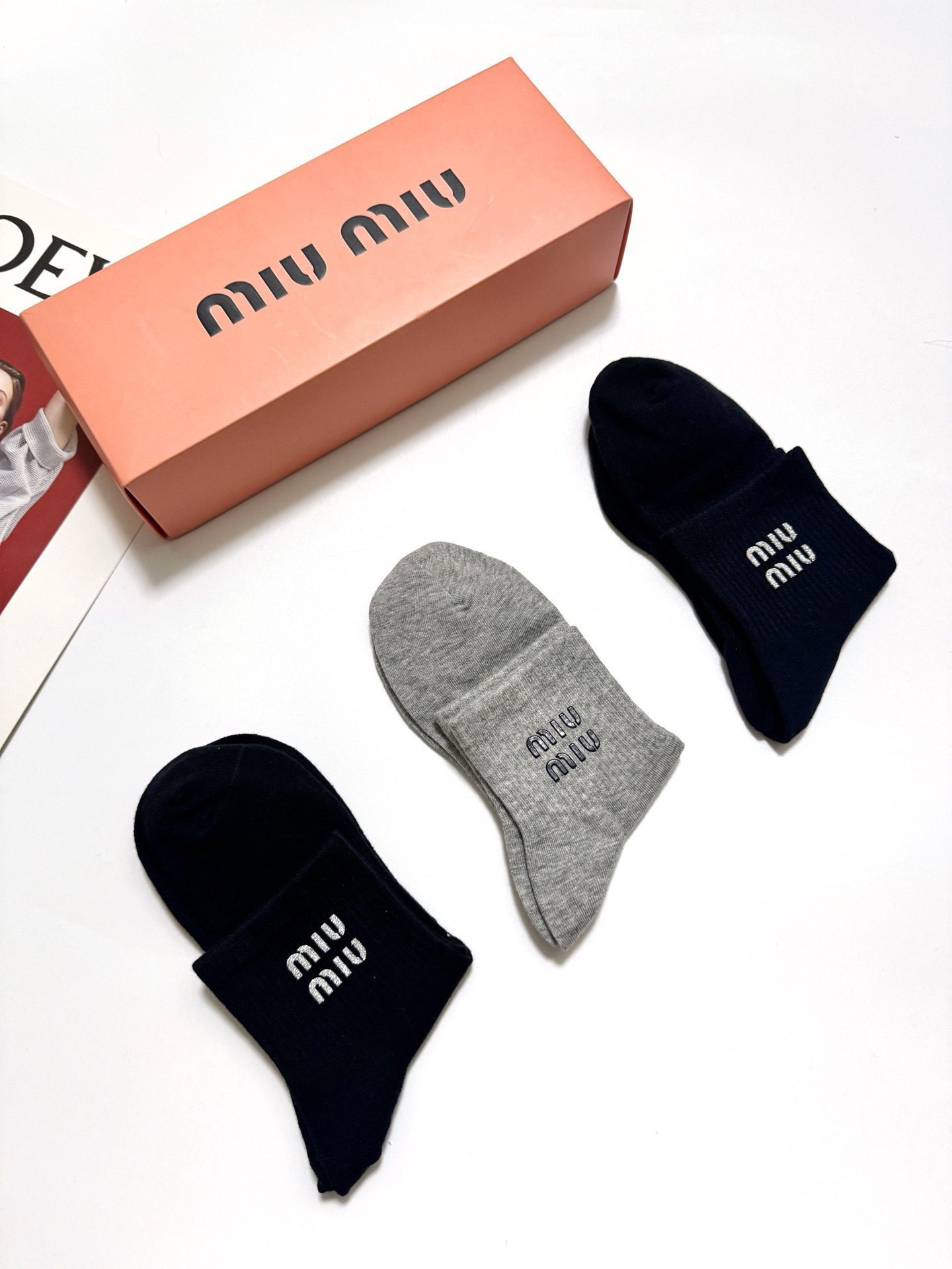 配包装 🌟【一盒3双】 🌟缪缪 miumiu 经典字母logo 纯棉混纺短筒袜 ,软糯亲肤,ins超火爆配色 ,潮 配包装 🌟【一盒3双】 🌟缪缪 miumiu 经典字母logo 纯棉混纺短筒袜 ,软糯亲肤,ins超火爆配色 ,潮