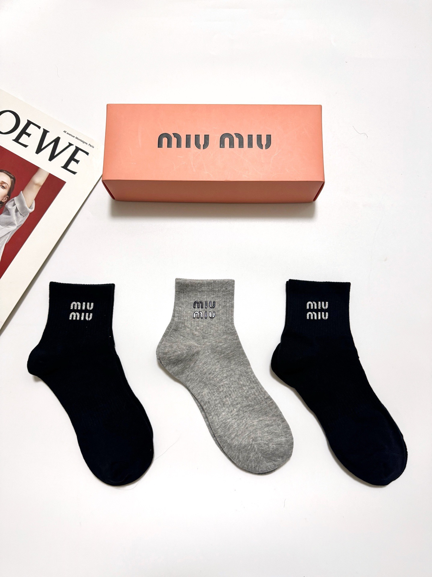 配包装 🌟【一盒3双】 🌟缪缪 miumiu 经典字母logo 纯棉混纺短筒袜 ,软糯亲肤,ins超火爆配色 ,潮 配包装 🌟【一盒3双】 🌟缪缪 miumiu 经典字母logo 纯棉混纺短筒袜 ,软糯亲肤,ins超火爆配色 ,潮