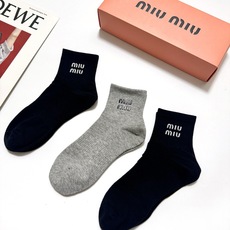 配包装 🌟【一盒3双】 🌟缪缪 miumiu 经典字母logo 纯棉混纺短筒袜 ,软糯亲肤,ins超火爆配色 ,潮 配包装 🌟【一盒3双】 🌟缪缪 miumiu 经典字母logo 纯棉混纺短筒袜 ,软糯亲肤,ins超火爆配色 ,潮