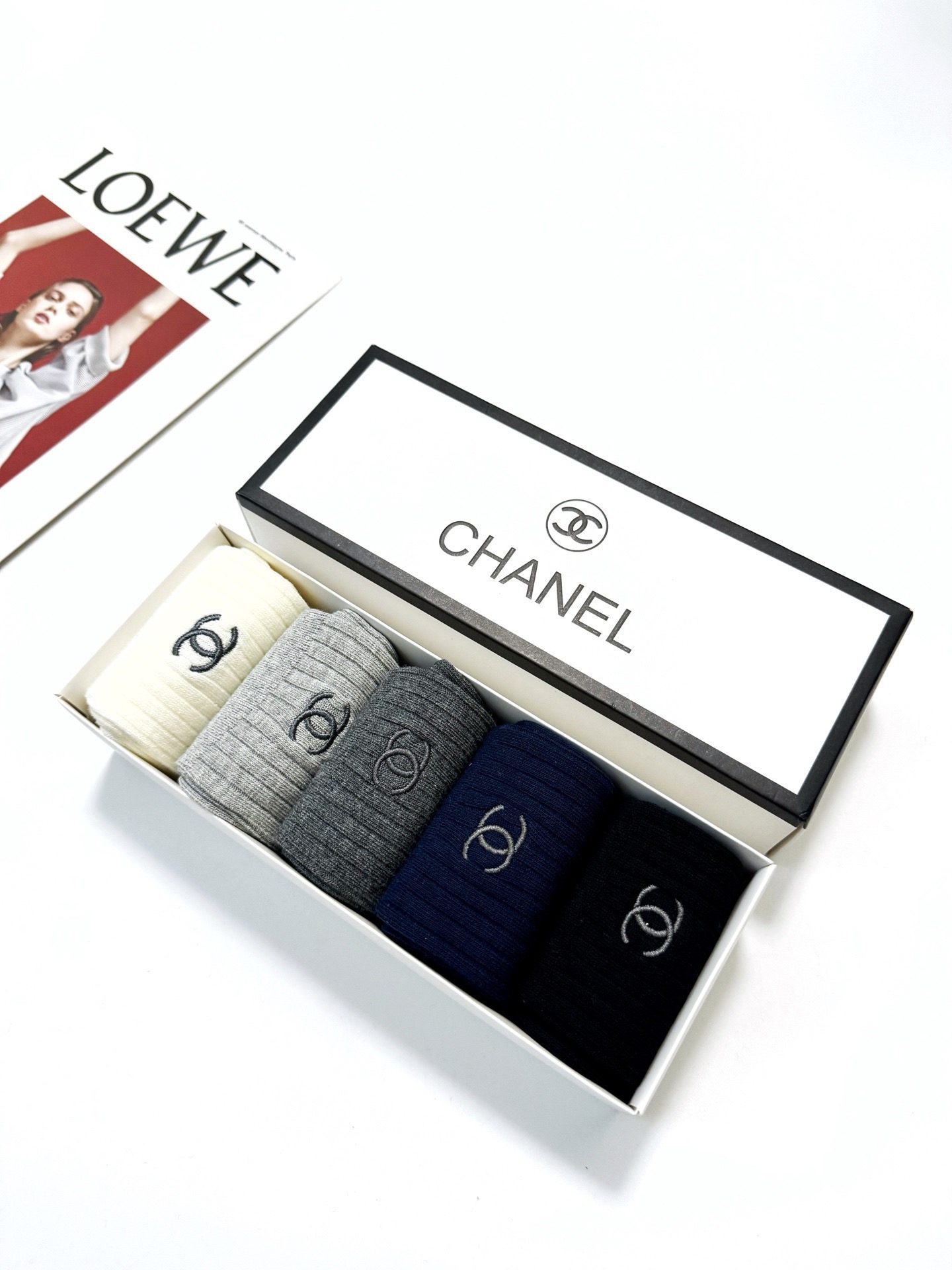 配包装 🌟【一盒5双】 🌟Chanel 香奈儿 经典字母 logo双针针织 纯棉 中筒袜  ！超级软糯亲肤！ 🌟ins爆