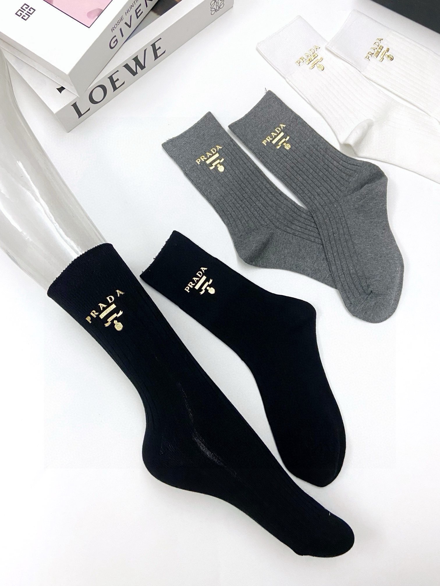 配包装 🌟【一盒3 双】 🌟Prada 普拉达经典字母logo 纯棉中筒袜 小腿袜 🌟ins爆款!专柜在售ing 🌟好 配包装 🌟【一盒3 双】 🌟Prada 普拉达经典字母logo 纯棉中筒袜 小腿袜 🌟ins爆款!专柜在售ing 🌟好