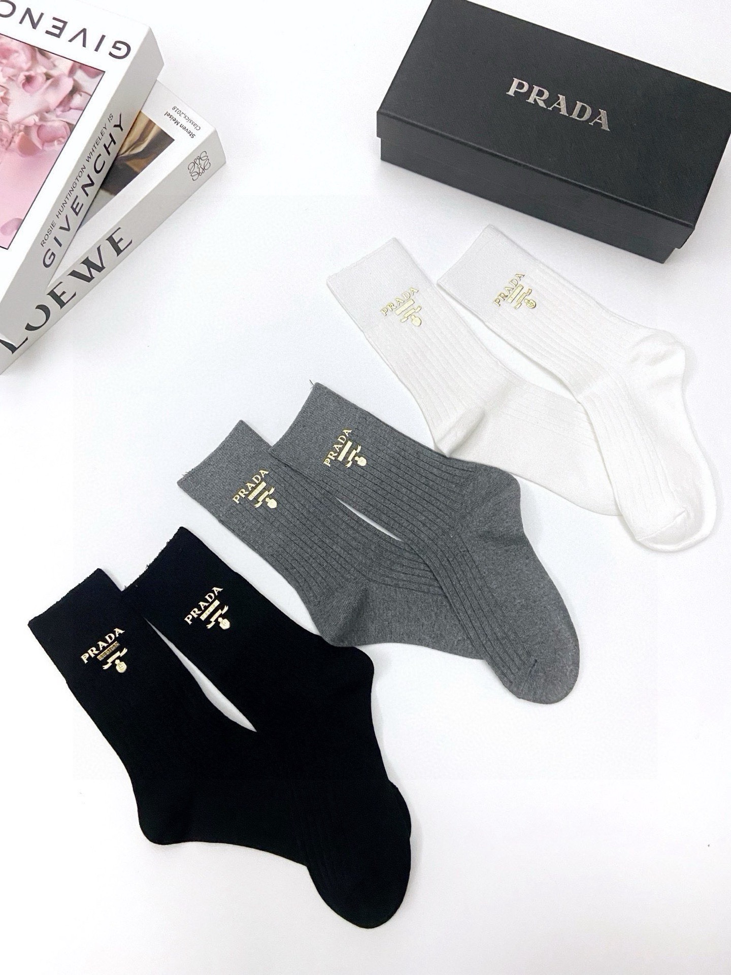 配包装 🌟【一盒3 双】 🌟Prada 普拉达经典字母logo 纯棉中筒袜 小腿袜 🌟ins爆款!专柜在售ing 🌟好 配包装 🌟【一盒3 双】 🌟Prada 普拉达经典字母logo 纯棉中筒袜 小腿袜 🌟ins爆款!专柜在售ing 🌟好