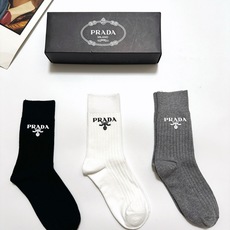配包装 🌟【一盒3 双】 🌟 Prada 经典字母logo纯棉 中筒袜 🌟经典配色个性时尚 🌟ins爆款!专柜在售i 配包装 🌟【一盒3 双】 🌟 Prada 经典字母logo纯棉 中筒袜 🌟经典配色个性时尚 🌟ins爆款!专柜在售i