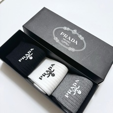 配包装 🌟【一盒3 双】 🌟 Prada 经典字母logo纯棉 中筒袜 🌟经典配色个性时尚 🌟ins爆款!专柜在售i 配包装 🌟【一盒3 双】 🌟 Prada 经典字母logo纯棉 中筒袜 🌟经典配色个性时尚 🌟ins爆款!专柜在售i