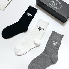 配包装 🌟【一盒3 双】 🌟 Prada 经典字母logo纯棉 中筒袜 🌟经典配色个性时尚 🌟ins爆款!专柜在售i 配包装 🌟【一盒3 双】 🌟 Prada 经典字母logo纯棉 中筒袜 🌟经典配色个性时尚 🌟ins爆款!专柜在售i