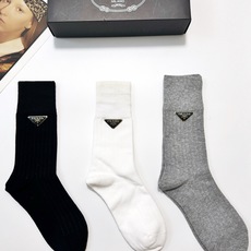 配包装 🌟一盒3双,爆款回货 🌟Prada 普拉达 经典字母logo纯棉中筒袜 🌟ins爆款!专柜在售ing 🌟好看 配包装 🌟一盒3双,爆款回货 🌟Prada 普拉达 经典字母logo纯棉中筒袜 🌟ins爆款!专柜在售ing 🌟好看
