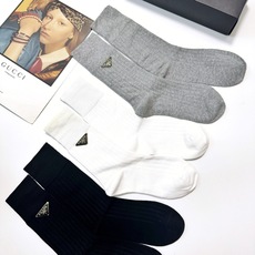 配包装 🌟一盒3双,爆款回货 🌟Prada 普拉达 经典字母logo纯棉中筒袜 🌟ins爆款!专柜在售ing 🌟好看 配包装 🌟一盒3双,爆款回货 🌟Prada 普拉达 经典字母logo纯棉中筒袜 🌟ins爆款!专柜在售ing 🌟好看