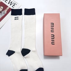 配包装 🌟【一盒一双】 🌟缪缪 miumiu 经典字母logo纯棉长筒袜 小腿袜 🌟ins爆款!专柜在售ing 🌟好看 配包装 🌟【一盒一双】 🌟缪缪 miumiu 经典字母logo纯棉长筒袜 小腿袜 🌟ins爆款!专柜在售ing 🌟好看