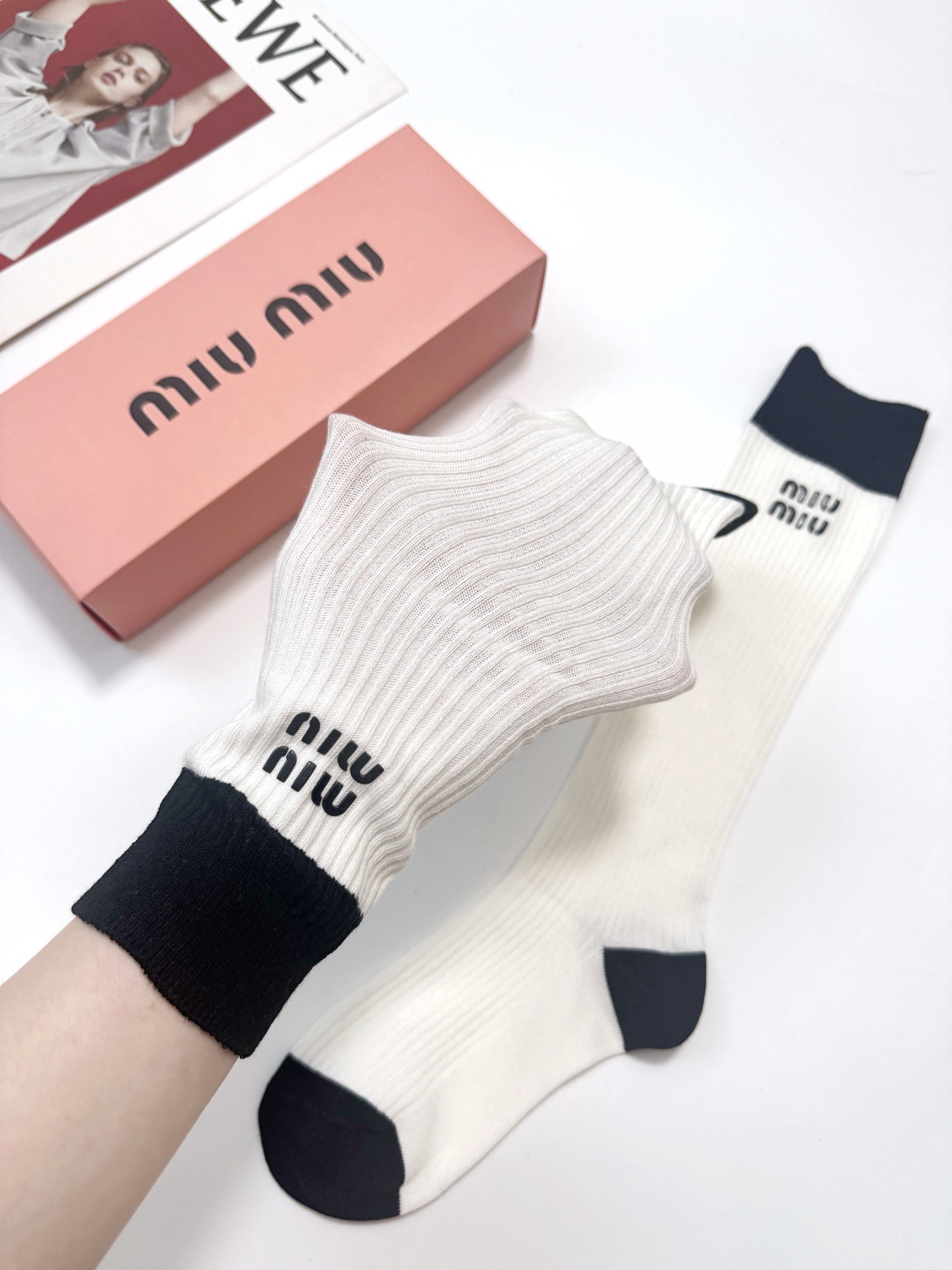 配包装 🌟【一盒一双】 🌟缪缪 miumiu 经典字母logo纯棉长筒袜 小腿袜 🌟ins爆款!专柜在售ing 🌟好看 配包装 🌟【一盒一双】 🌟缪缪 miumiu 经典字母logo纯棉长筒袜 小腿袜 🌟ins爆款!专柜在售ing 🌟好看