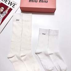 配包装 🌟【一盒2双】 🌟缪缪 miumiu 经典字母logo 纯棉高筒袜/中筒袜 ,ins超火爆小腿袜,纯棉面料 配包装 🌟【一盒2双】 🌟缪缪 miumiu 经典字母logo 纯棉高筒袜/中筒袜 ,ins超火爆小腿袜,纯棉面料