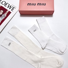 配包装 🌟【一盒2双】 🌟缪缪 miumiu 经典字母logo 纯棉高筒袜/中筒袜 ,ins超火爆小腿袜,纯棉面料 配包装 🌟【一盒2双】 🌟缪缪 miumiu 经典字母logo 纯棉高筒袜/中筒袜 ,ins超火爆小腿袜,纯棉面料