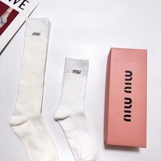配包装 🌟【一盒2双】 🌟缪缪 miumiu 经典字母logo 纯棉高筒袜/中筒袜 ,ins超火爆小腿袜,纯棉面料 配包装 🌟【一盒2双】 🌟缪缪 miumiu 经典字母logo 纯棉高筒袜/中筒袜 ,ins超火爆小腿袜,纯棉面料