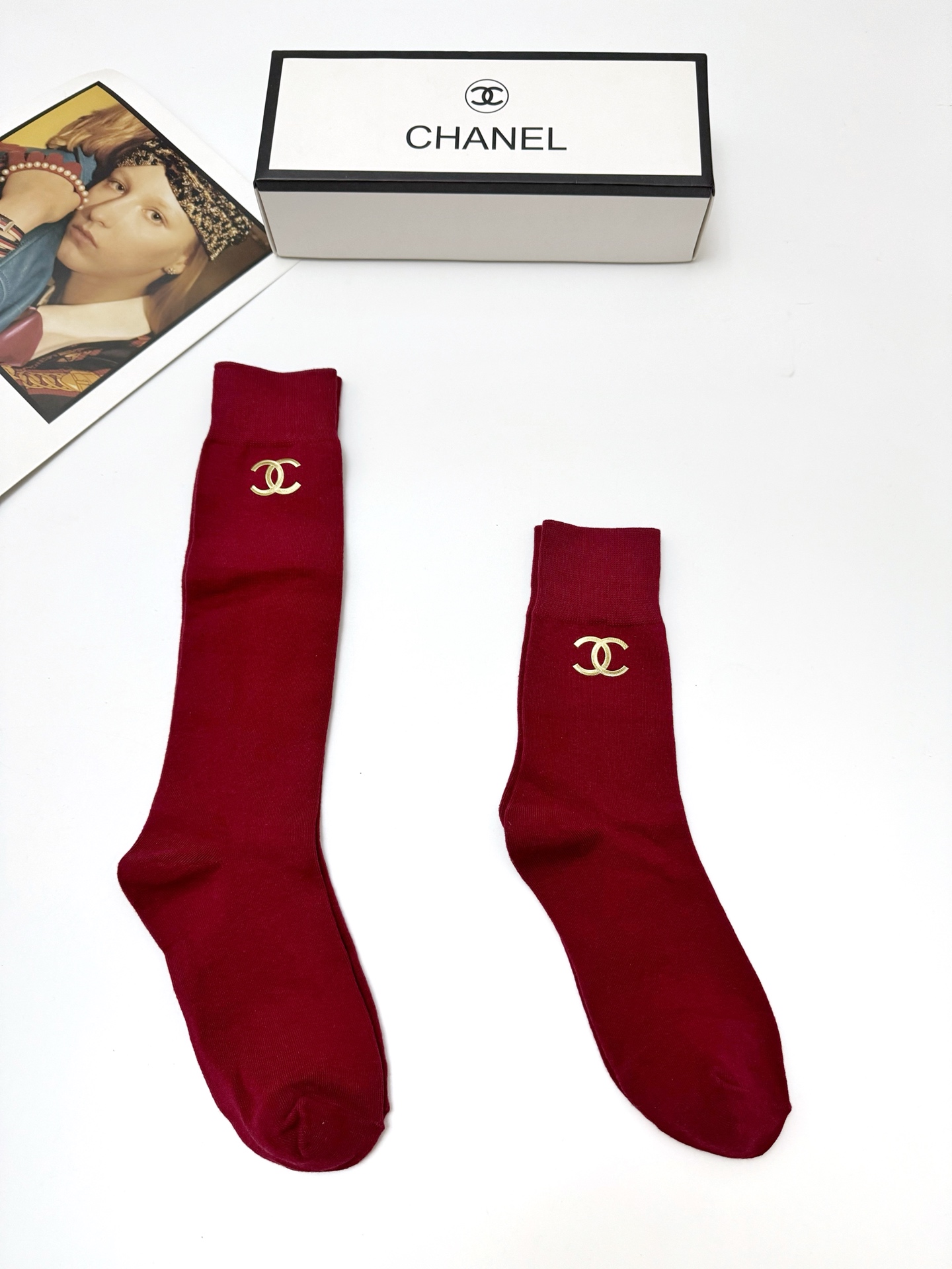 NO:940631,Comes with packaging [2 pairs in a box] Chanel Chanel classic letter logo mid-calf socks, calf socks, New Year socks!  Super soft and skin-friendly!  Ins hot style!  It’s on sale at the counter and it’s so explosive!  Super high quality!  A classic that never goes out of style!  A must-have for fashionistas, the quality of counter purchases is great and easy to wear!  Recommended, recommended, recommended ~ ~ must-have small items!  !  socks, stockings, socks, chanel, chanel, socks19860909配包装【一盒2双】 Chanel 香奈儿 经典字母 logo中筒袜 小腿袜 年袜 ！超级软糯亲肤！ ins爆款！专柜在售ing 好看到爆炸 ！超高品质！经典不过时！潮人必不能少的专柜代购品质 ,巨好穿！推荐推荐推荐～～必入小单品！！袜子,丝袜,袜子,chanel,chanel,socks,accessory