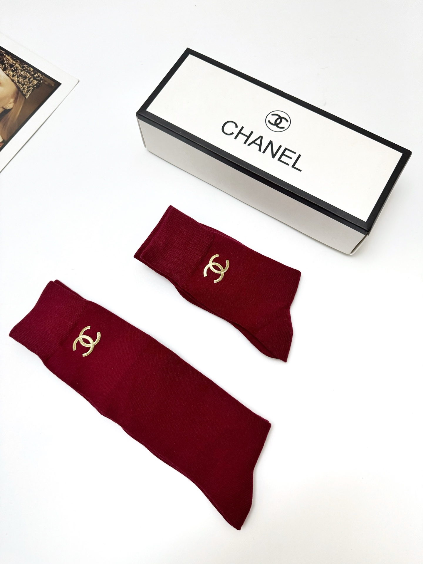 配包装 🌟【一盒2双】 🌟Chanel 香奈儿 经典字母 logo中筒袜 小腿袜 年袜 ！超级软糯亲肤！ 🌟ins爆款！