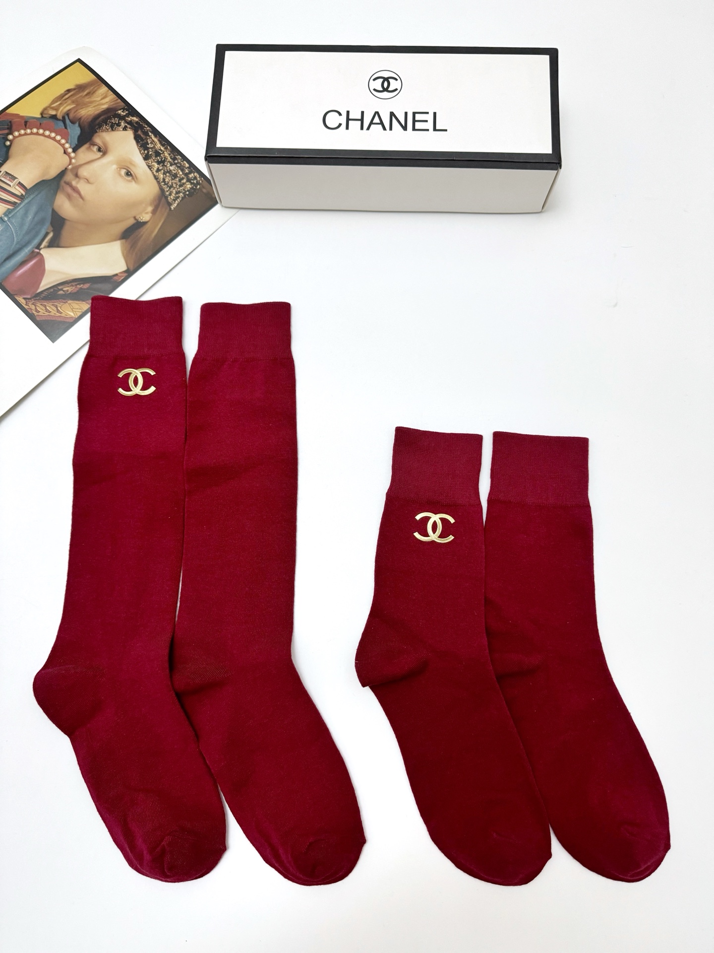 配包装 🌟【一盒2双】 🌟Chanel 香奈儿 经典字母 logo中筒袜 小腿袜 年袜 ！超级软糯亲肤！ 🌟ins爆款！