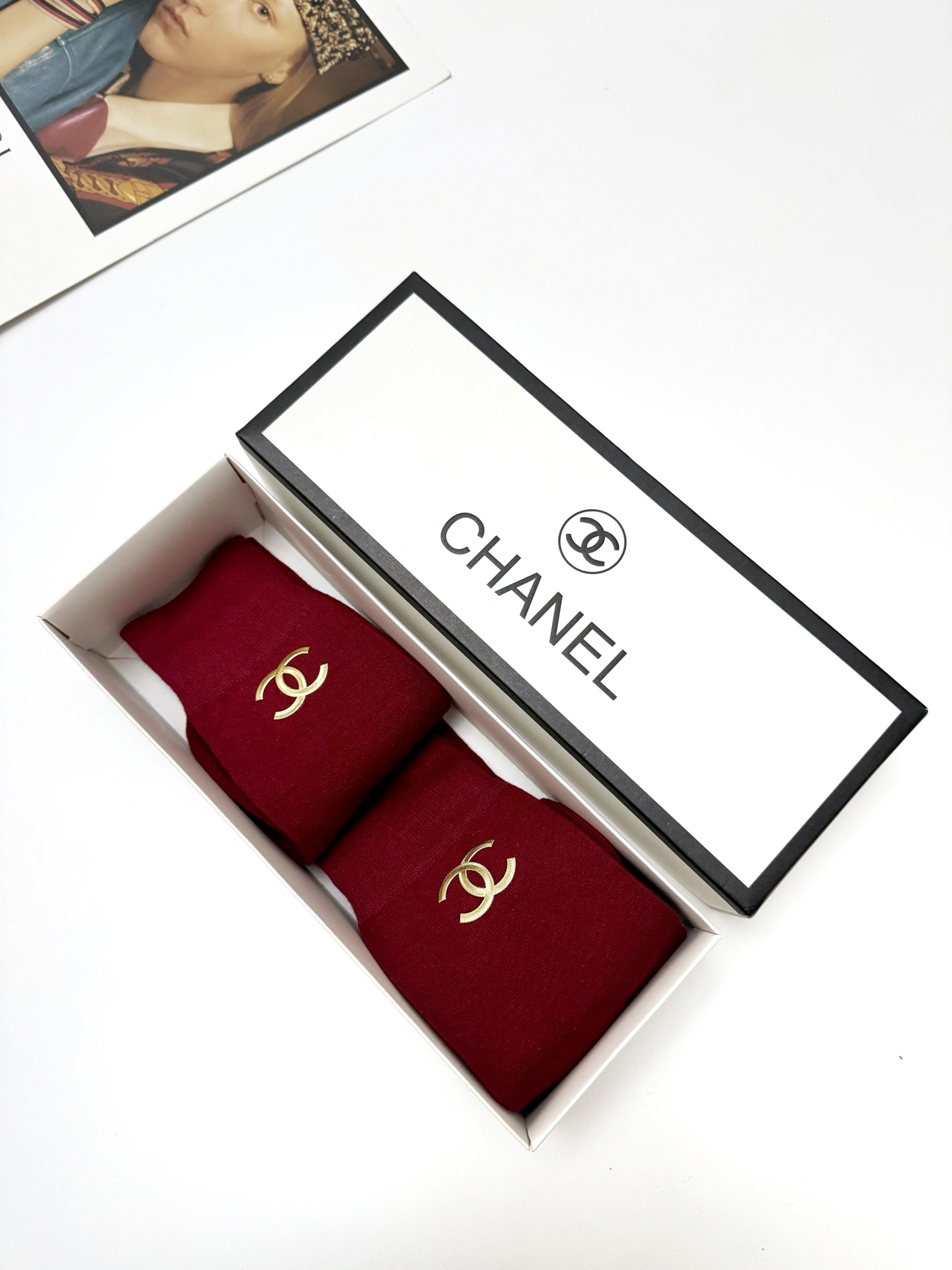 配包装 🌟【一盒2双】 🌟Chanel 香奈儿 经典字母 logo中筒袜 小腿袜 年袜 ！超级软糯亲肤！ 🌟ins爆款！