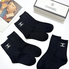 配包装 🌟【一盒3双】 🌟Chanel 香奈儿 经典字母logo 金银丝混纺 纯棉中筒袜 ,重工配饰,ins超火爆红人 配包装 🌟【一盒3双】 🌟Chanel 香奈儿 经典字母logo 金银丝混纺 纯棉中筒袜 ,重工配饰,ins超火爆红人