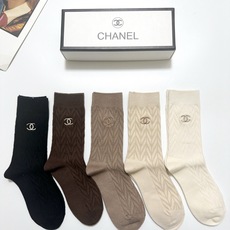 配包装 🌟【一盒5双】 🌟Chanel 香奈儿 经典字母 logo羊绒 中筒袜 !超级软糯亲肤! 🌟ins爆款!专柜在 配包装 🌟【一盒5双】 🌟Chanel 香奈儿 经典字母 logo羊绒 中筒袜 !超级软糯亲肤! 🌟ins爆款!专柜在