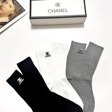 配包装 🌟【一盒3 双】 🌟Chanel 香奈儿 经典字母logo 纯棉中筒袜 🌟ins爆款!专柜在售ing 🌟好看到 配包装 🌟【一盒3 双】 🌟Chanel 香奈儿 经典字母logo 纯棉中筒袜 🌟ins爆款!专柜在售ing 🌟好看到