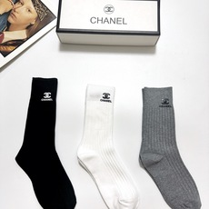 配包装 🌟【一盒3 双】 🌟Chanel 香奈儿 经典字母logo 纯棉中筒袜 🌟ins爆款!专柜在售ing 🌟好看到 配包装 🌟【一盒3 双】 🌟Chanel 香奈儿 经典字母logo 纯棉中筒袜 🌟ins爆款!专柜在售ing 🌟好看到