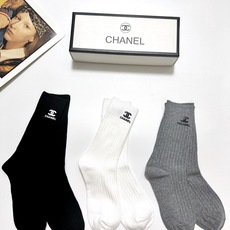 配包装 🌟【一盒3 双】 🌟Chanel 香奈儿 经典字母logo 纯棉中筒袜 🌟ins爆款!专柜在售ing 🌟好看到 配包装 🌟【一盒3 双】 🌟Chanel 香奈儿 经典字母logo 纯棉中筒袜 🌟ins爆款!专柜在售ing 🌟好看到