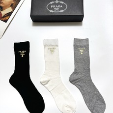 配包装 🌟【一盒3 双】 🌟Prada 普拉达 经典字母logo 超薄透气中筒袜 ,ins超火爆空调袜,潮人必备 ,经 配包装 🌟【一盒3 双】 🌟Prada 普拉达 经典字母logo 超薄透气中筒袜 ,ins超火爆空调袜,潮人必备 ,经