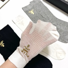 配包装 🌟【一盒3 双】 🌟Prada 普拉达 经典字母logo 超薄透气中筒袜 ,ins超火爆空调袜,潮人必备 ,经 配包装 🌟【一盒3 双】 🌟Prada 普拉达 经典字母logo 超薄透气中筒袜 ,ins超火爆空调袜,潮人必备 ,经