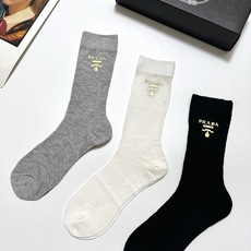配包装 🌟【一盒3 双】 🌟Prada 普拉达 经典字母logo 超薄透气中筒袜 ,ins超火爆空调袜,潮人必备 ,经 配包装 🌟【一盒3 双】 🌟Prada 普拉达 经典字母logo 超薄透气中筒袜 ,ins超火爆空调袜,潮人必备 ,经