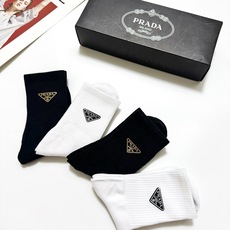 配包装 🌟【一盒4 双】 🌟Prada 普拉达 经典字母logo纯棉中筒袜 🌟ins爆款!专柜在售ing 🌟好看到爆 配包装 🌟【一盒4 双】 🌟Prada 普拉达 经典字母logo纯棉中筒袜 🌟ins爆款!专柜在售ing 🌟好看到爆