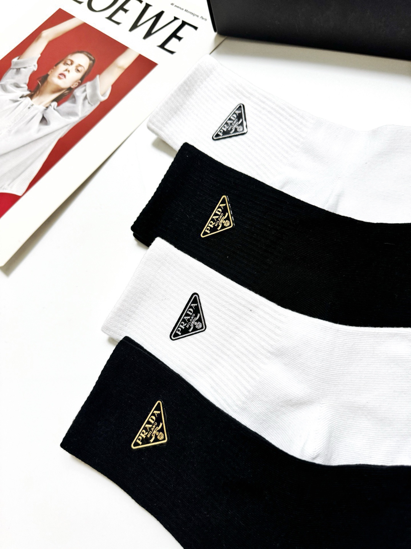 配包装 🌟【一盒4 双】 🌟Prada 普拉达 经典字母logo纯棉中筒袜 🌟ins爆款!专柜在售ing 🌟好看到爆 配包装 🌟【一盒4 双】 🌟Prada 普拉达 经典字母logo纯棉中筒袜 🌟ins爆款!专柜在售ing 🌟好看到爆