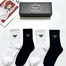 配包装 🌟【一盒4 双】 🌟Prada 普拉达 经典字母logo纯棉中筒袜 🌟ins爆款!专柜在售ing 🌟好看到爆 配包装 🌟【一盒4 双】 🌟Prada 普拉达 经典字母logo纯棉中筒袜 🌟ins爆款!专柜在售ing 🌟好看到爆