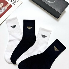 配包装 🌟【一盒4 双】 🌟Prada 普拉达 经典字母logo纯棉中筒袜 🌟ins爆款!专柜在售ing 🌟好看到爆 配包装 🌟【一盒4 双】 🌟Prada 普拉达 经典字母logo纯棉中筒袜 🌟ins爆款!专柜在售ing 🌟好看到爆