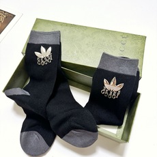 配包装 🌟【一盒2 双】 🌟Gucci 古琦 经典字母logo 纯棉中筒袜 ,ins超火爆短袜,纯棉面料,潮人必 配包装 🌟【一盒2 双】 🌟Gucci 古琦 经典字母logo 纯棉中筒袜 ,ins超火爆短袜,纯棉面料,潮人必