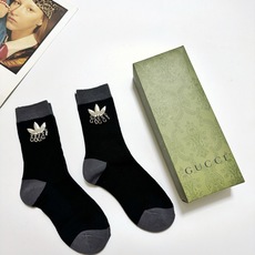 配包装 🌟【一盒2 双】 🌟Gucci 古琦 经典字母logo 纯棉中筒袜 ,ins超火爆短袜,纯棉面料,潮人必 配包装 🌟【一盒2 双】 🌟Gucci 古琦 经典字母logo 纯棉中筒袜 ,ins超火爆短袜,纯棉面料,潮人必
