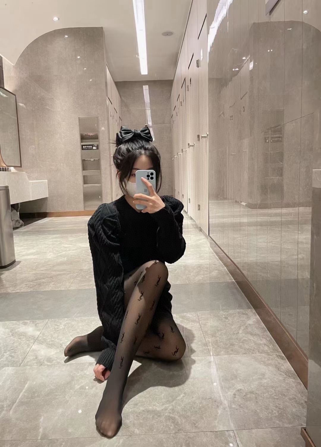 NO:940546,Comes with packaging [one pair in one box] Saint Laurent#Saint Laurent classic flocked YSL monogram stockings. Many stars have the same style and many stars carry the goods!  Black silk can also look high-end!  It's so exciting, it's a one-to-one version of big-name European and American stockings, you can see the craftsmanship!  A must-have item for fashionistas in autumn and winter. It looks super classy when paired with it and is extremely fashionable~~ Recommended, recommended, recommended~~ A must-have fashionable item!  !  socks, stockings, socks, saint laurent, saint laurent, saint laurent, socks19860909配包装【一盒一双】Saint Laurent#圣罗兰经典植绒YSL字母丝袜 众多明星同款超多明星带货！黑丝也能穿出高级感！好看到爆炸 ,欧美大牌丝袜一比一高版本制作,可以看得到的工艺！ 潮人秋冬必备单品 ,搭配起来超高逼格 ,时髦度爆表啊啊啊啊～～推荐推荐推荐～～必入时髦小单品！！袜子,丝袜,袜子,saint laurent,saint laurent,saint laurent,socks,accessory