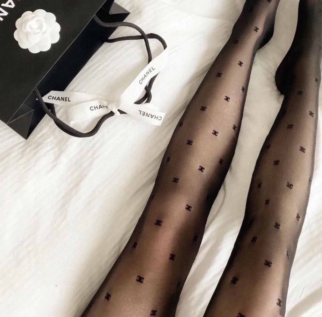 NO:940622,Comes with packaging, black (no profit) [one pair per box] Chanel's popular double C flocked letter stockings, so good to see, they are made in high-end versions of big-name European and American stockings, you can see the craftsmanship!  A must-have item for fashionistas in autumn and winter. It looks super classy when paired with it and is extremely fashionable~~ Recommended, recommended, recommended~~ A must-have fashionable item!  !  socks, stockings, socks, chanel, socks19860909配包装 黑色（不让利）【一盒一双】 Chanel爆款双C植绒字母丝袜 好看到爆炸 ,欧美大牌丝袜一比一高版本制作,可以看得到的工艺！ 潮人秋冬必备单品 ,搭配起来超高逼格 ,时髦度爆表啊啊啊啊～～推荐推荐推荐～～必入时髦小单品！！袜子,丝袜,袜子,chanel,socks,accessory