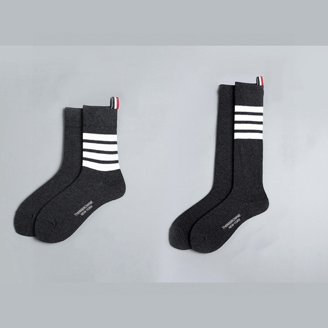 NO:940599,Comes with original box [2 pairs in one box] THOM BROWNE · THOM Brownie is a super hot item!  Internet celebrity calf socks, mid-calf socks + long stockings, a classic hot-selling combination with original quality!  The official website is synchronized, and the classic fried chicken classic four-striped calf socks are always on sale. Ins stars and Internet celebrities recommend them. They are made of pure cotton. They are light, soft and breathable. They are suitable for all seasons. European and American big-name street socks, stockings, socks, Thom Browne, socks.19860909配原版盒【一盒2 双】 THOM BROWNE · 桑姆 布朗尼 超级爆款！网红小腿袜,中筒袜+长筒袜,经典爆款组合原单品质！官网同步,一直在售的炒鸡经典款经典四条杠小腿袜,ins明星网红推荐火爆至极纯棉材质,轻薄柔软透气,四季通用,欧美大牌街头必备袜子,丝袜,袜子,thom browne,socks,accessory
