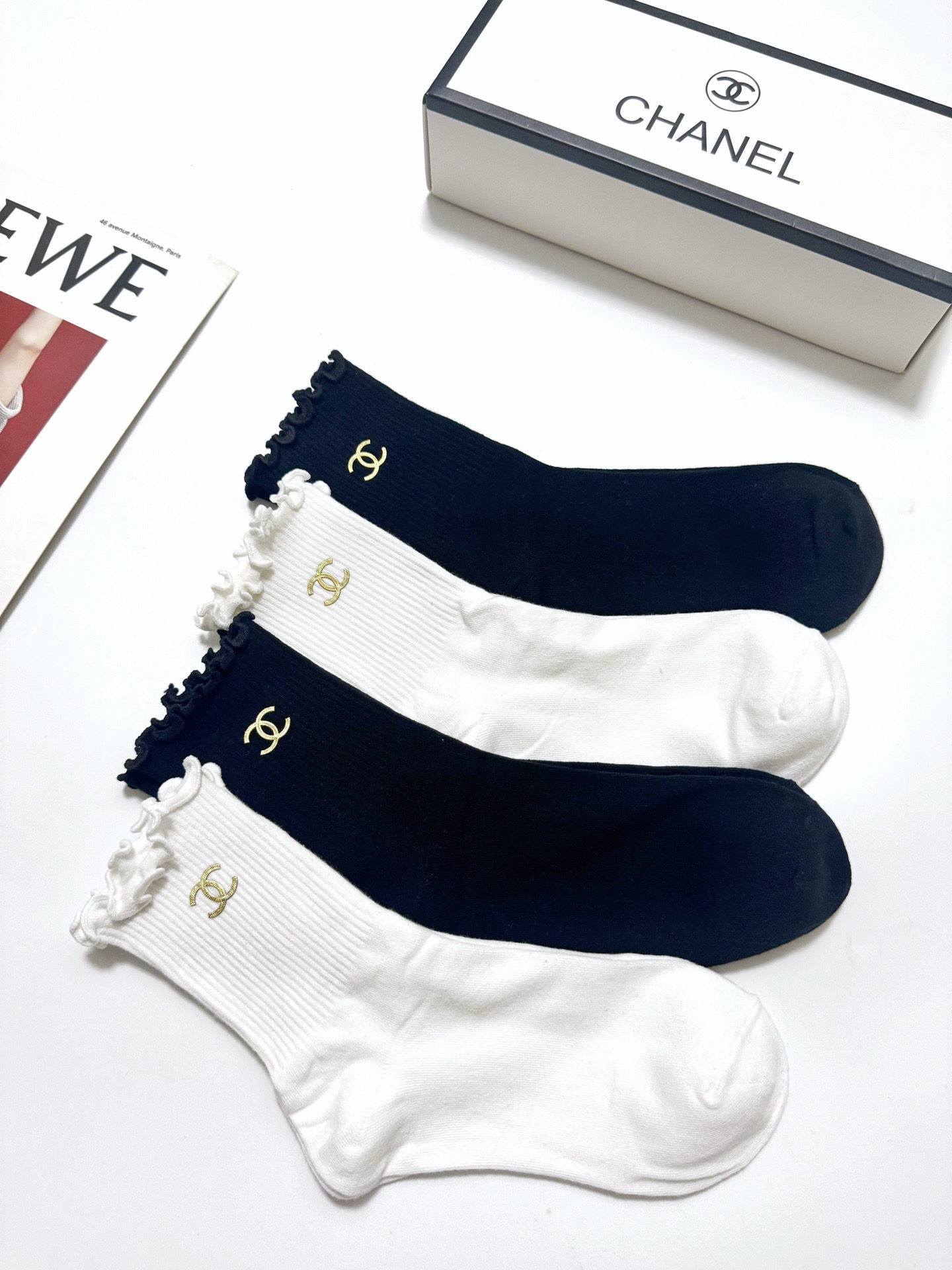配包装 🌟【一盒4双】 🌟Chanel 香奈儿 经典纯色 字母logo 纯棉木耳边中筒袜  🌟ins爆款！专柜在售ing