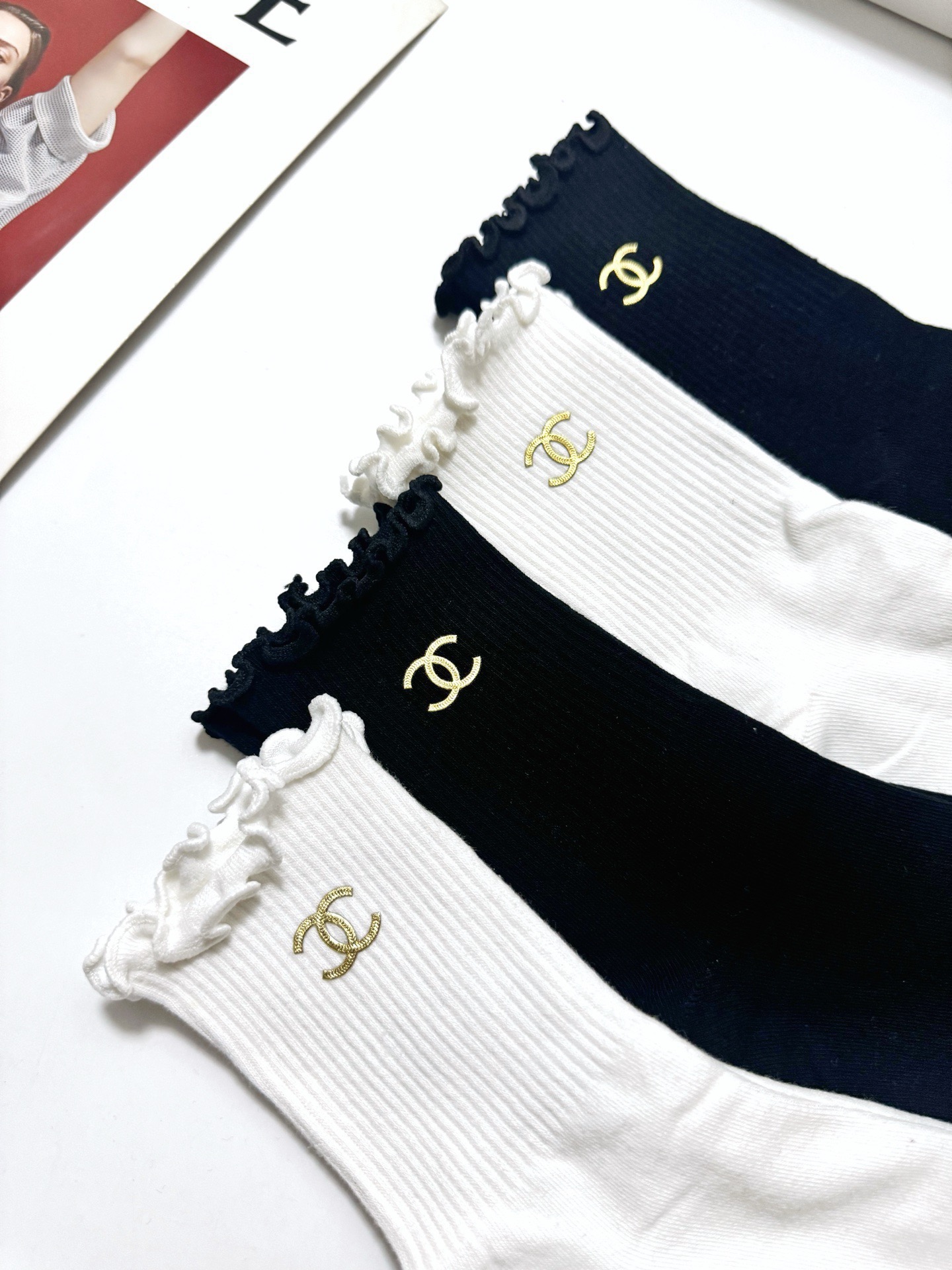 配包装 🌟【一盒4双】 🌟Chanel 香奈儿 经典纯色 字母logo 纯棉木耳边中筒袜  🌟ins爆款！专柜在售ing