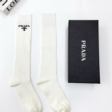 配包装 🌟【一盒一双】 🌟Prada 普拉达 经典字母logo纯棉长筒袜 小腿袜 🌟重工装饰个性时尚 🌟ins爆款!专 配包装 🌟【一盒一双】 🌟Prada 普拉达 经典字母logo纯棉长筒袜 小腿袜 🌟重工装饰个性时尚 🌟ins爆款!专