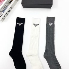 配包装 🌟【一盒一双】 🌟Prada 普拉达 经典字母logo纯棉长筒袜 小腿袜 🌟重工装饰个性时尚 🌟ins爆款!专 配包装 🌟【一盒一双】 🌟Prada 普拉达 经典字母logo纯棉长筒袜 小腿袜 🌟重工装饰个性时尚 🌟ins爆款!专