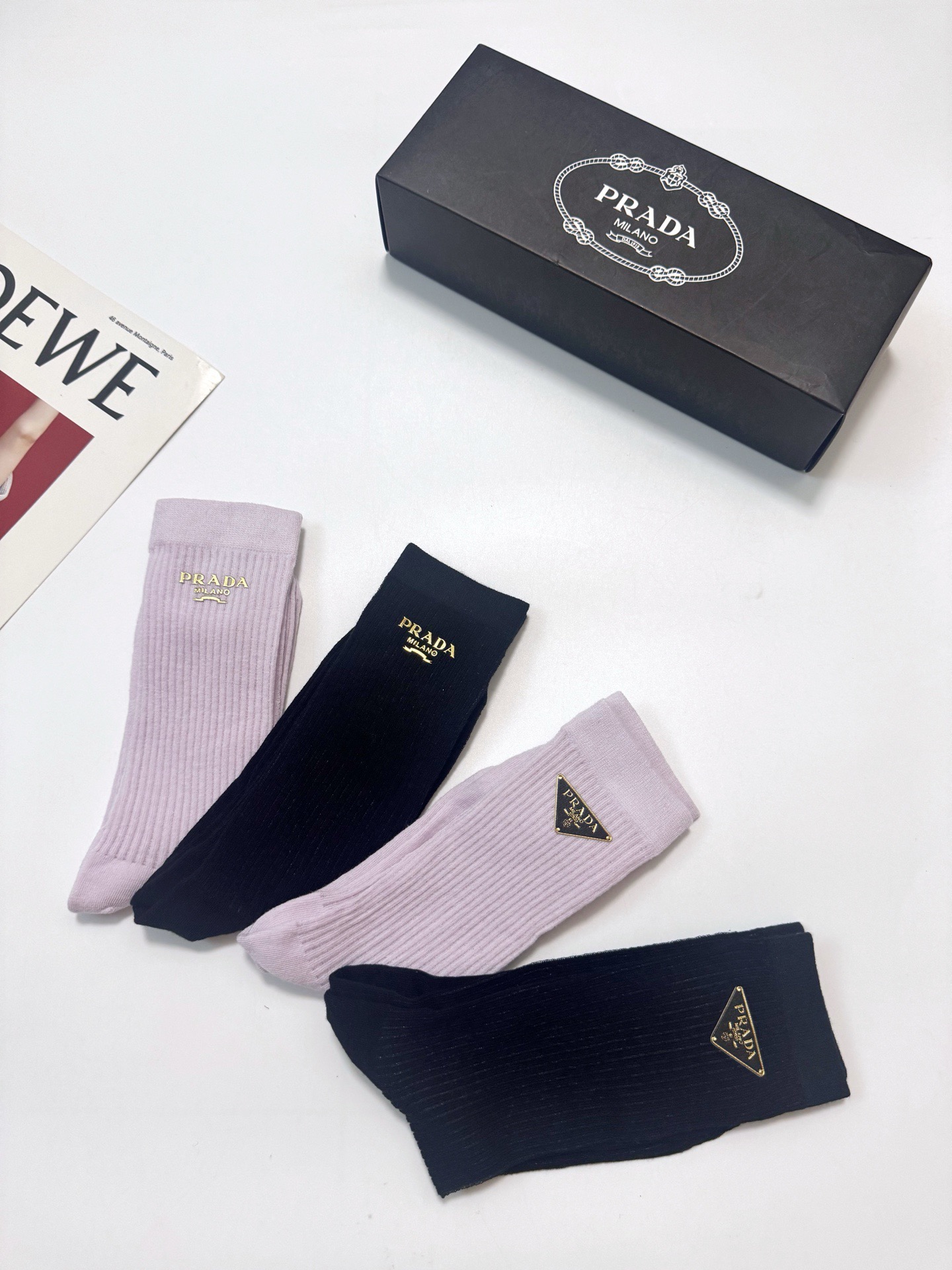配包装 🌟【一盒4双】  🌟Prada 普拉达 经典字母logo 超薄透气中筒袜 ，ins超火爆空调袜，潮人必备 ，经典