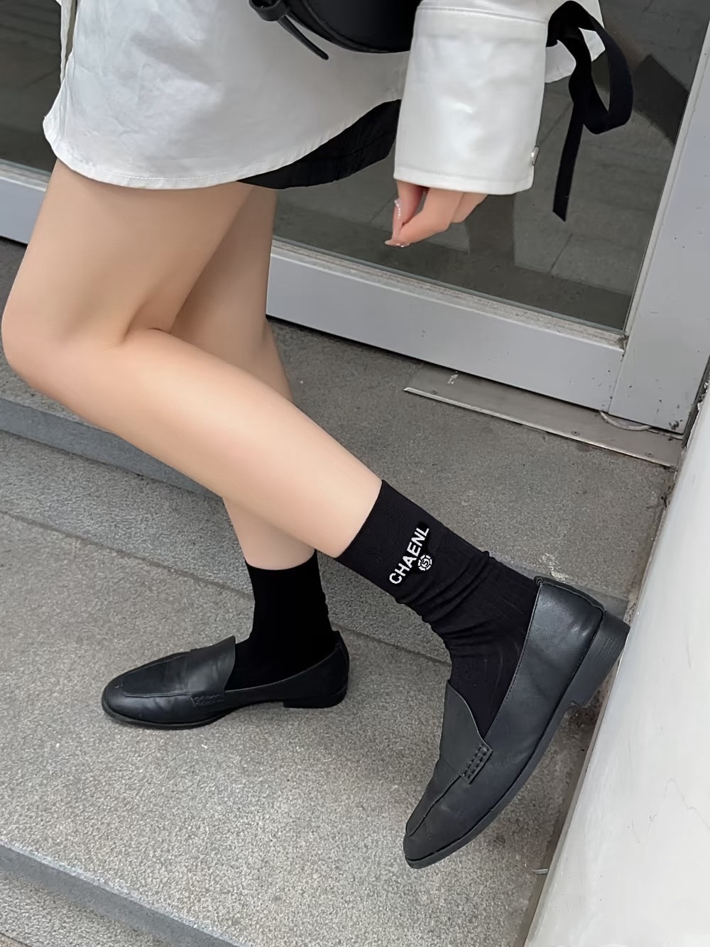 配包装 🌟【一盒2双】 🌟Chanel 香奈儿 经典字母logo 纯棉中筒袜 🌟ins爆款！好看到爆炸 ！🌟酷妹潮人必不
