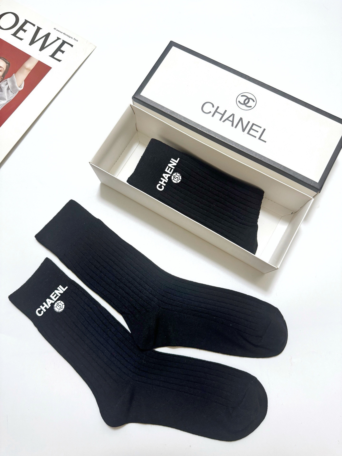 配包装 🌟【一盒2双】 🌟Chanel 香奈儿 经典字母logo 纯棉中筒袜 🌟ins爆款！好看到爆炸 ！🌟酷妹潮人必不